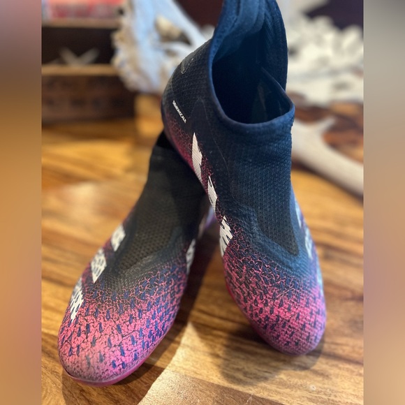 ADIDAS Predators - Picture 1 of 5